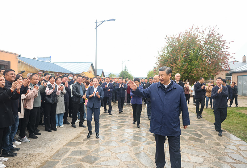9月6日至8日，中共中央总书记、国度主席、中央军委主席习近平在黑龙江调查。这是6日下午，习近平在大兴安岭地域漠河市北极村调查时，向本地人民挥手致意。