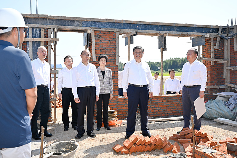 9月6日至8日，中共中央总书记、国度主席、中央军委主席习近平在黑龙江调查。这是7日上午，习近平在遭逢洪涝灾害的哈尔滨尚志市老街基乡龙王庙村，观察水毁房屋沉建情况。