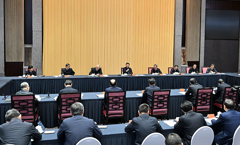11月30日上午，中共中央总书记、国度主席、中央军委主席习近平在上海主持召开深刻推动长三角一体化发展座谈会并颁发沉要讲话。
