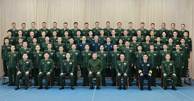 11月29日，中共中央总书记、国度主席、中央军委主席习近平到武警海警总队东海海区指挥部视察。这是习近平亲切接见东海海区指挥部有关同道，同各人合影留想。