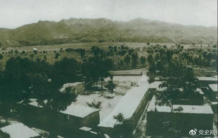 1948年5月，中共中央和人民解放军总部由陕北迁到河北平山县西柏坡。图为中央辅导人办公处所俯瞰。